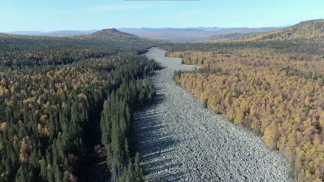 Có một dòng sông kỳ lạ ở Nga, không nước nhưng vẫn nghe tiếng róc rách quanh năm - Ảnh 1.