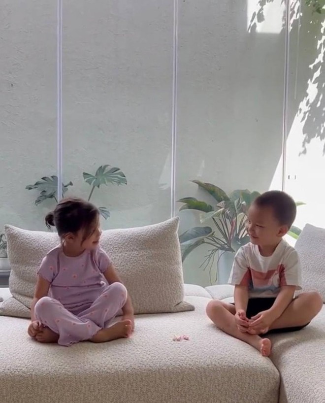 Tham gia thử th&aacute;ch kh&ocirc;ng được ăn kẹo c&ugrave;ng mẹ, 2 con nh&agrave; H&agrave; Hồ thể hiện t&iacute;nh c&aacute;ch tr&aacute;i ngược - Ảnh 3.