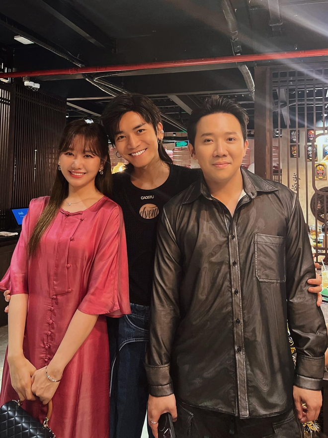 Trường Giang v&agrave; d&agrave;n sao Vbiz đổ bộ ch&uacute;c mừng vợ chồng Trấn Th&agrave;nh, 2 th&agrave;nh vi&ecirc;n thuộc hội bạn th&acirc;n vắng mặt - Ảnh 6.