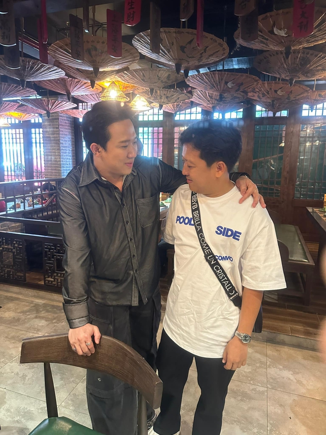 Trường Giang v&agrave; d&agrave;n sao Vbiz đổ bộ ch&uacute;c mừng vợ chồng Trấn Th&agrave;nh, 2 th&agrave;nh vi&ecirc;n thuộc hội bạn th&acirc;n vắng mặt - Ảnh 2.