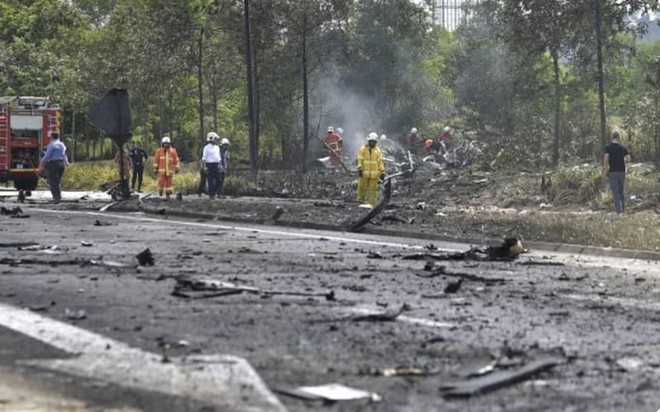 Máy bay Malaysia rơi và phát nổ giữa đường cao tốc, toàn bộ hành khách thiệt mạng - Ảnh 4.
