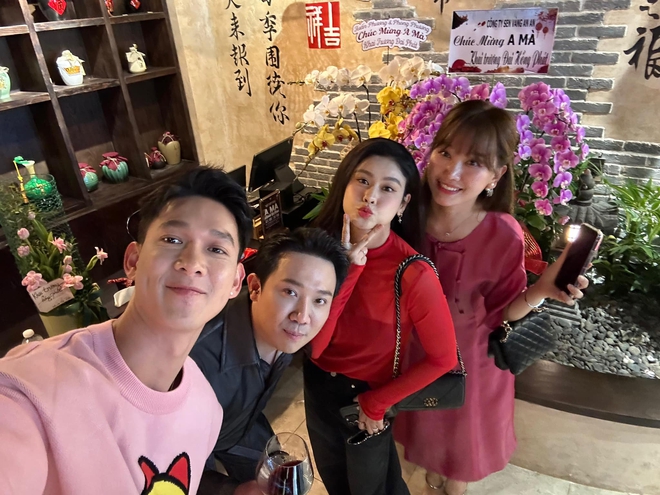 Trường Giang v&agrave; d&agrave;n sao Vbiz đổ bộ ch&uacute;c mừng vợ chồng Trấn Th&agrave;nh, 2 th&agrave;nh vi&ecirc;n thuộc hội bạn th&acirc;n vắng mặt - Ảnh 5.