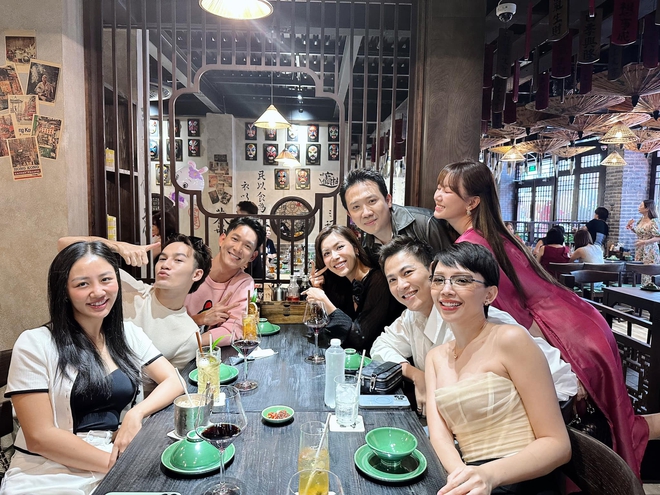 Trường Giang v&agrave; d&agrave;n sao Vbiz đổ bộ ch&uacute;c mừng vợ chồng Trấn Th&agrave;nh, 2 th&agrave;nh vi&ecirc;n thuộc hội bạn th&acirc;n vắng mặt - Ảnh 3.