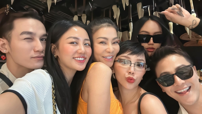 Trường Giang v&agrave; d&agrave;n sao Vbiz đổ bộ ch&uacute;c mừng vợ chồng Trấn Th&agrave;nh, 2 th&agrave;nh vi&ecirc;n thuộc hội bạn th&acirc;n vắng mặt - Ảnh 4.