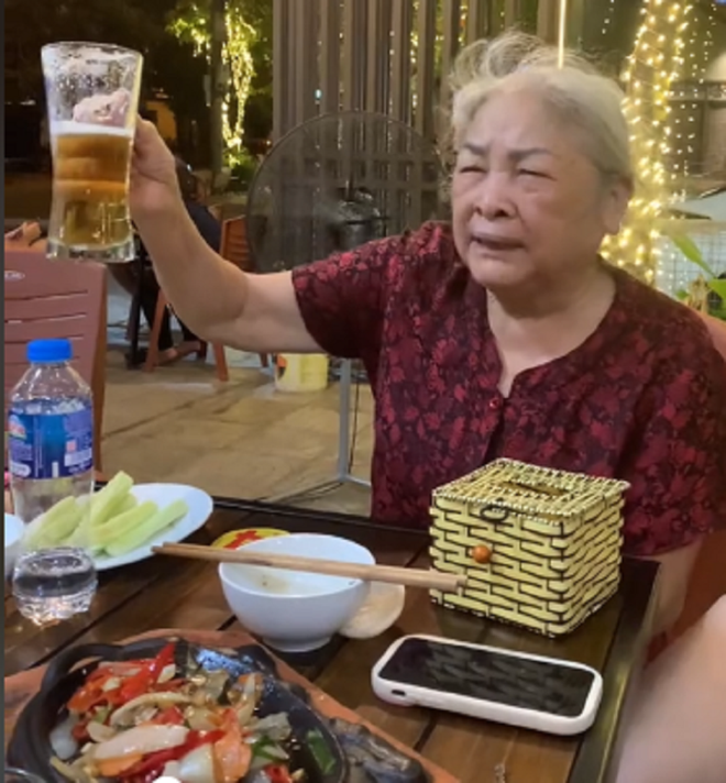 Cụ b&agrave; g&acirc;y sốt mạng x&atilde; hội khi giảng đạo l&yacute;, dạy c&aacute;ch từ chối khi bị &eacute;p uống rượu - Ảnh 2.
