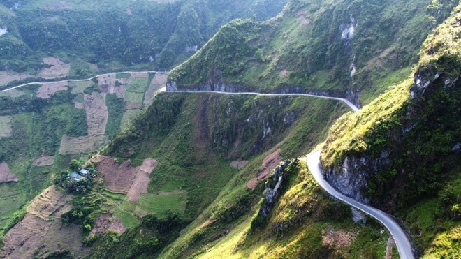 Hùng vĩ cung đường Hạnh Phúc ở Hà Giang, nơi đến sỏi đá cũng nở thành hoa - Ảnh 6.