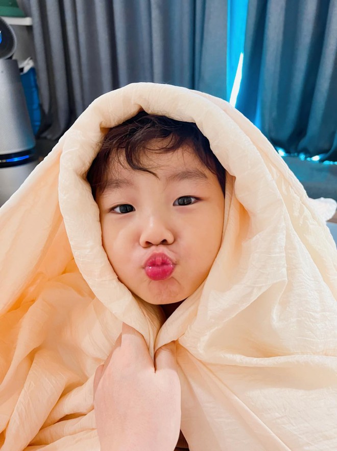 Khoảnh khắc si&ecirc;u h&agrave;i của Ho&agrave; Minzy v&agrave; b&eacute; Bo: Mẹ say sưa h&aacute;t, con m&egrave; nheo đ&ograve;i tắt v&igrave; 1 l&yacute; do - Ảnh 6.