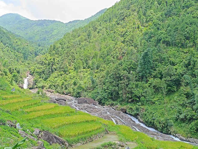 Đi Quảng Ninh tắm biển cả hè rồi, giờ phải đổi gió ngắm thác ngâm mình bên suối mát đi thôi - Ảnh 10.