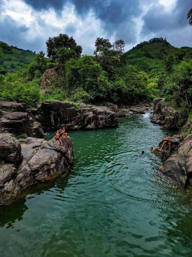 Đi Quảng Ninh tắm biển cả hè rồi, giờ phải đổi gió ngắm thác ngâm mình bên suối mát đi thôi - Ảnh 15.