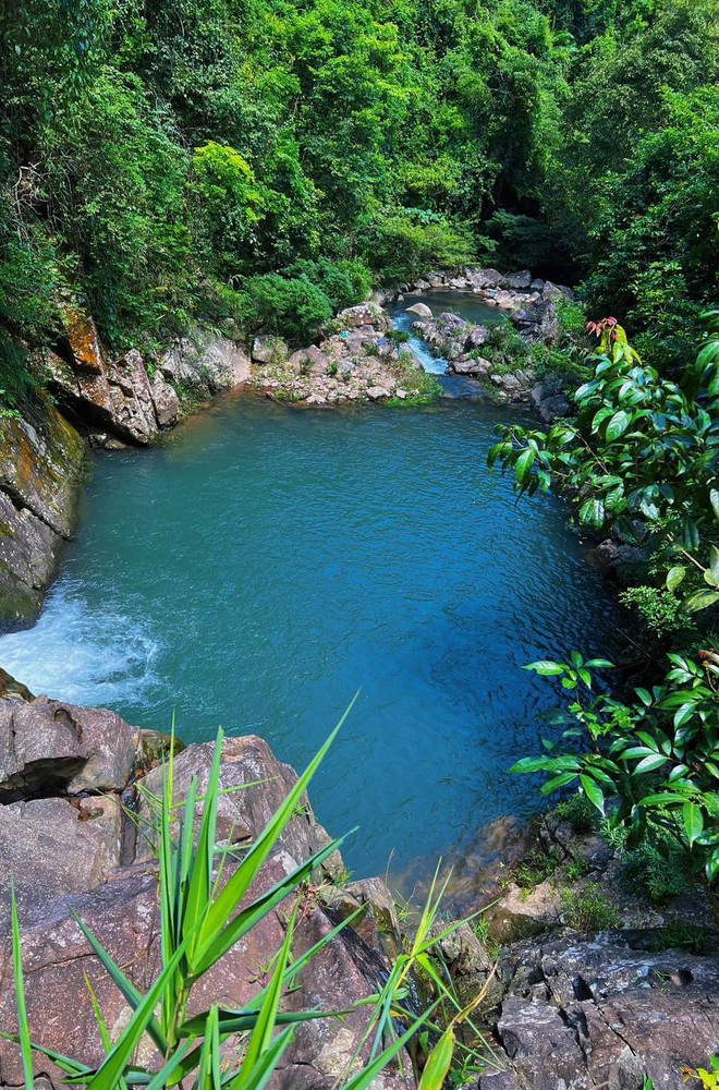 Đi Quảng Ninh tắm biển cả hè rồi, giờ phải đổi gió ngắm thác ngâm mình bên suối mát đi thôi - Ảnh 2.