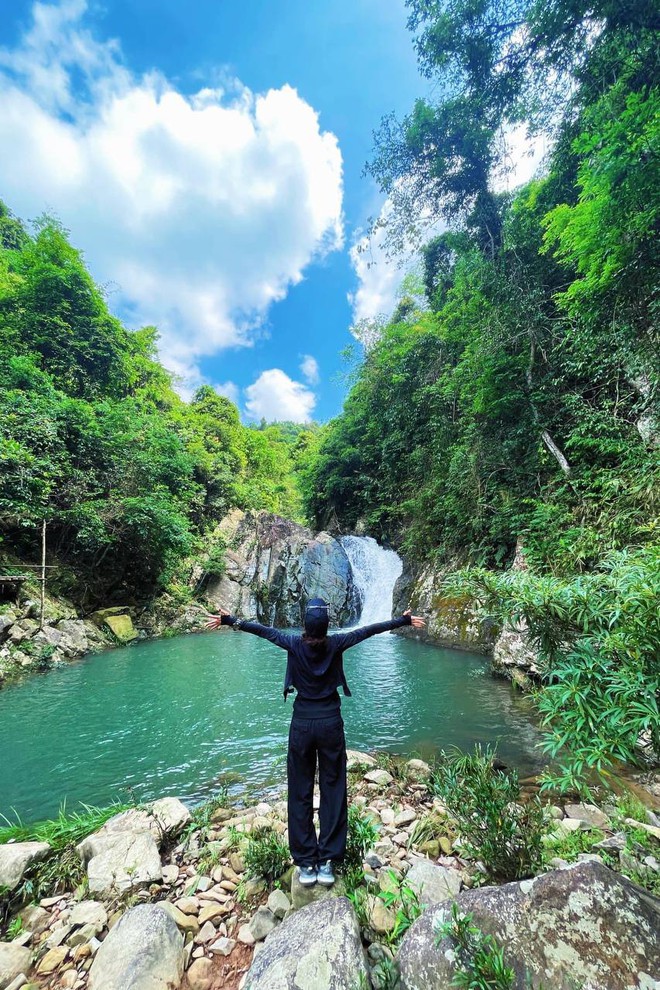 Đi Quảng Ninh tắm biển cả hè rồi, giờ phải đổi gió ngắm thác ngâm mình bên suối mát đi thôi - Ảnh 3.