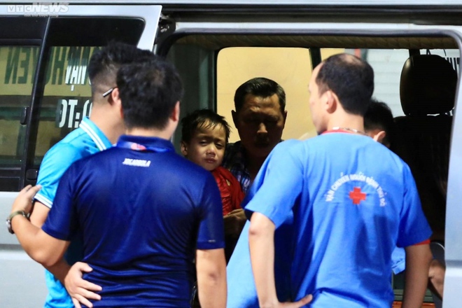 Ph&aacute;o s&aacute;ng l&agrave;m cổ động vi&ecirc;n nh&iacute; bị thương trong trận H&agrave; Nội FC gặp Hải Ph&ograve;ng - Ảnh 1.