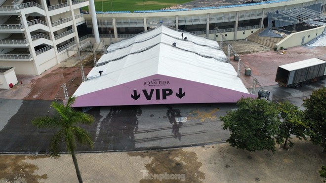 Hậu BlackPink, mặt cỏ x&aacute;c xơ, r&aacute;c ngập s&acirc;n Mỹ Đ&igrave;nh - Ảnh 2.