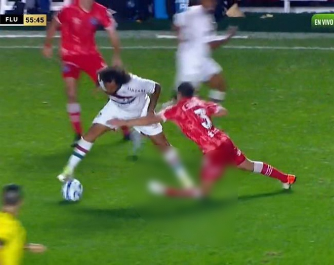 Marcelo bật kh&oacute;c sau khi khiến đối thủ d&iacute;nh chấn thương kinh ho&agrave;ng - Ảnh 1.