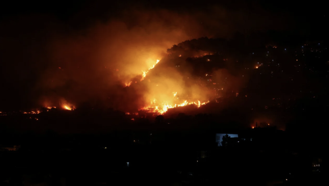 Italia vật lộn với cháy rừng, nắng nóng và mưa đá khổng lồ - Ảnh 1.