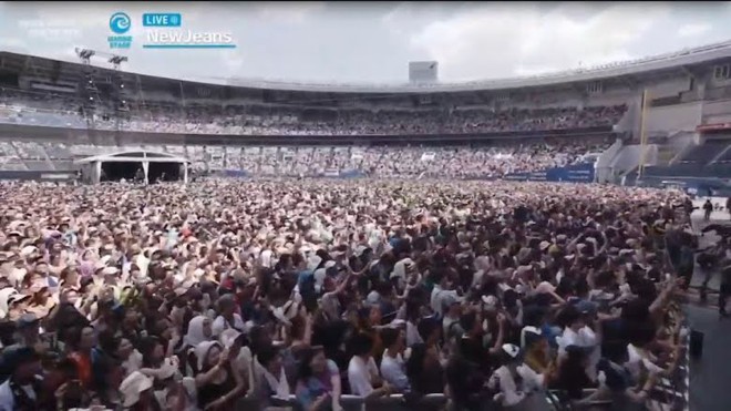 Clip gây choáng: Hàng vạn khán giả Nhật ùa tới xem NewJeans nhưng lại lũ lượt rời đi khi nghệ sĩ quốc tế khác đến - Ảnh 4.