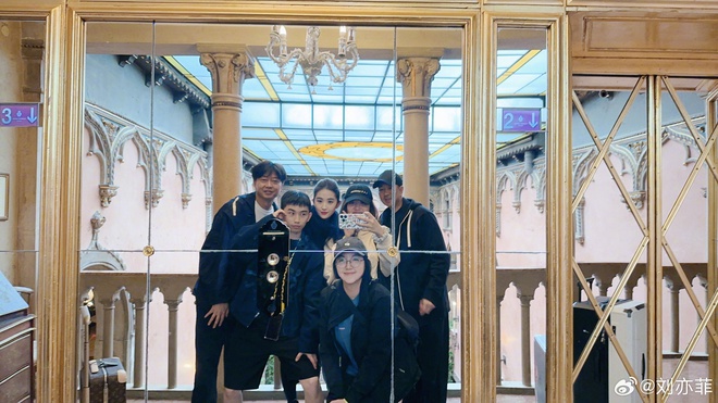 Lưu Diệc Phi &ldquo;xả h&agrave;ng&rdquo; loạt ảnh tự sướng, nhan sắc thật của &ldquo;thần ti&ecirc;n tỷ tỷ&rdquo; ở tuổi 35 g&acirc;y sốt - Ảnh 5.