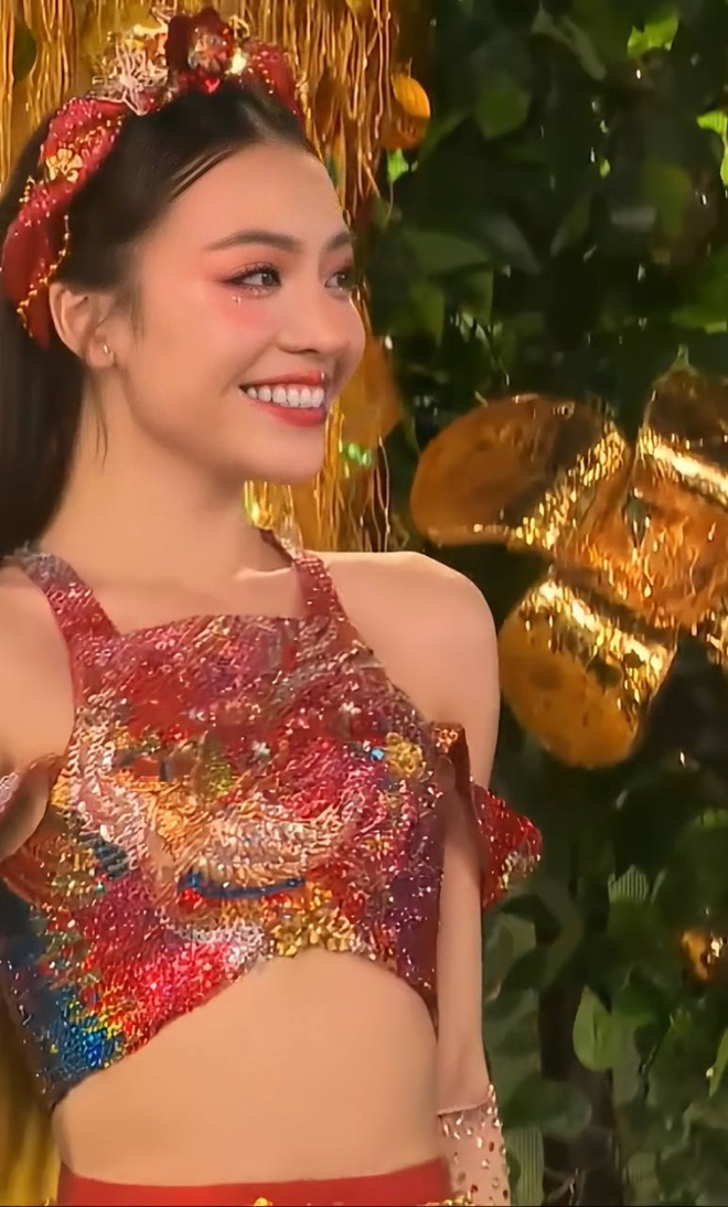 Màn “lột xác” từ bà lão thành cô Tấm của người đẹp Trà Vinh ngay trên sân khấu Miss Grand Vietnam 2023 - Ảnh 3.