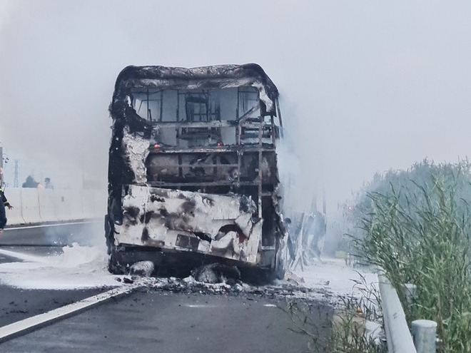 Xe khách chở 34 người cháy ngùn ngụt trên tuyến cao tốc Phan Thiết - Dầu Giây - Ảnh 2.