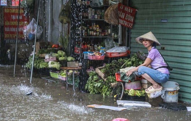 Đường phố Hà Nội biến thành “sông”, người dân bì bõm lội nước - Ảnh 7.