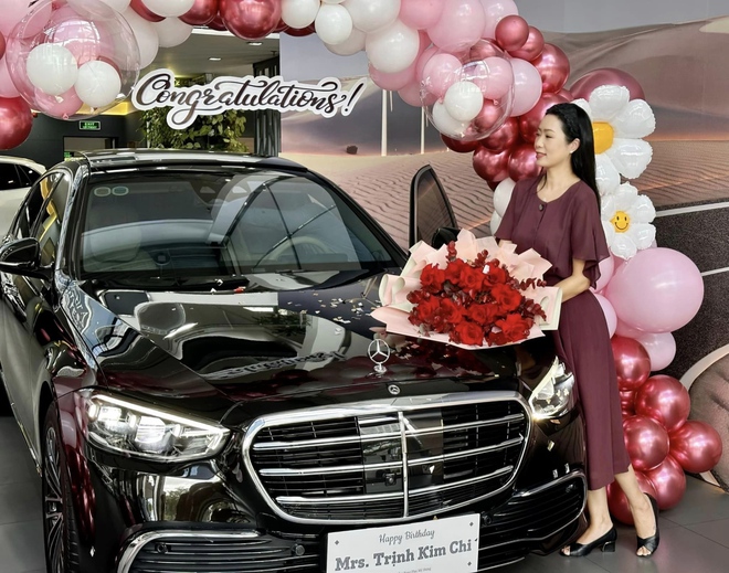 Sao Việt 20/8: Trịnh Kim Chi được chồng tặng xe, b&agrave; x&atilde; Ch&iacute; T&agrave;i trẻ đẹp ở tuổi 64 - Ảnh 2.