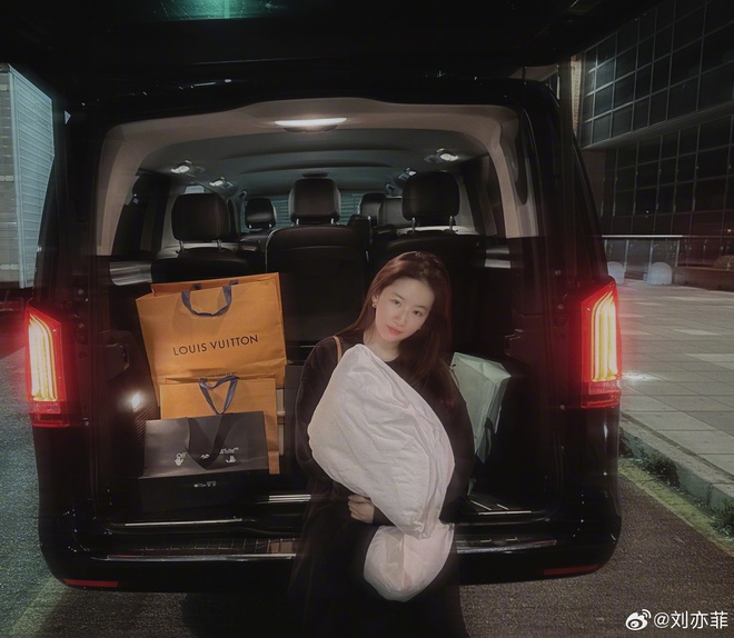 Lưu Diệc Phi &ldquo;xả h&agrave;ng&rdquo; loạt ảnh tự sướng, nhan sắc thật của &ldquo;thần ti&ecirc;n tỷ tỷ&rdquo; ở tuổi 35 g&acirc;y sốt - Ảnh 4.