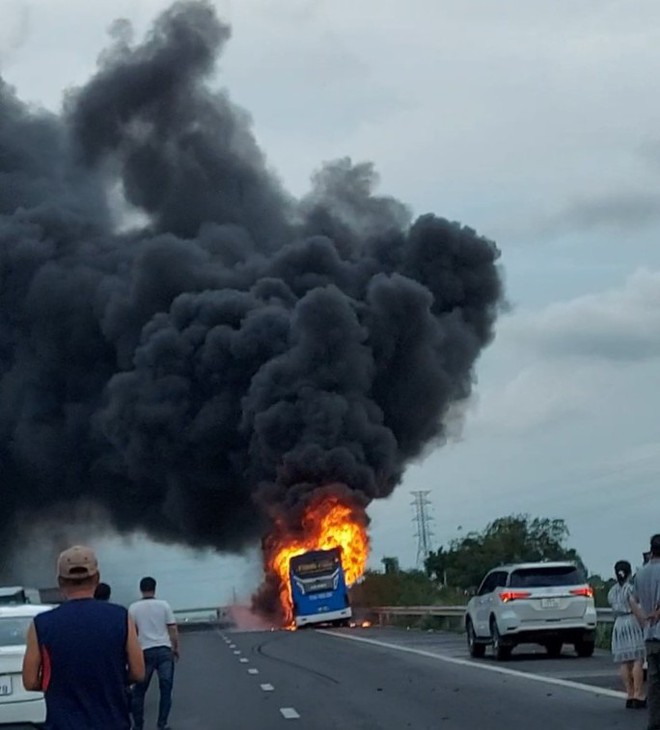 Xe kh&aacute;ch chở 34 người ch&aacute;y ng&ugrave;n ngụt tr&ecirc;n tuyến cao tốc Phan Thiết - Dầu Gi&acirc;y - Ảnh 1.