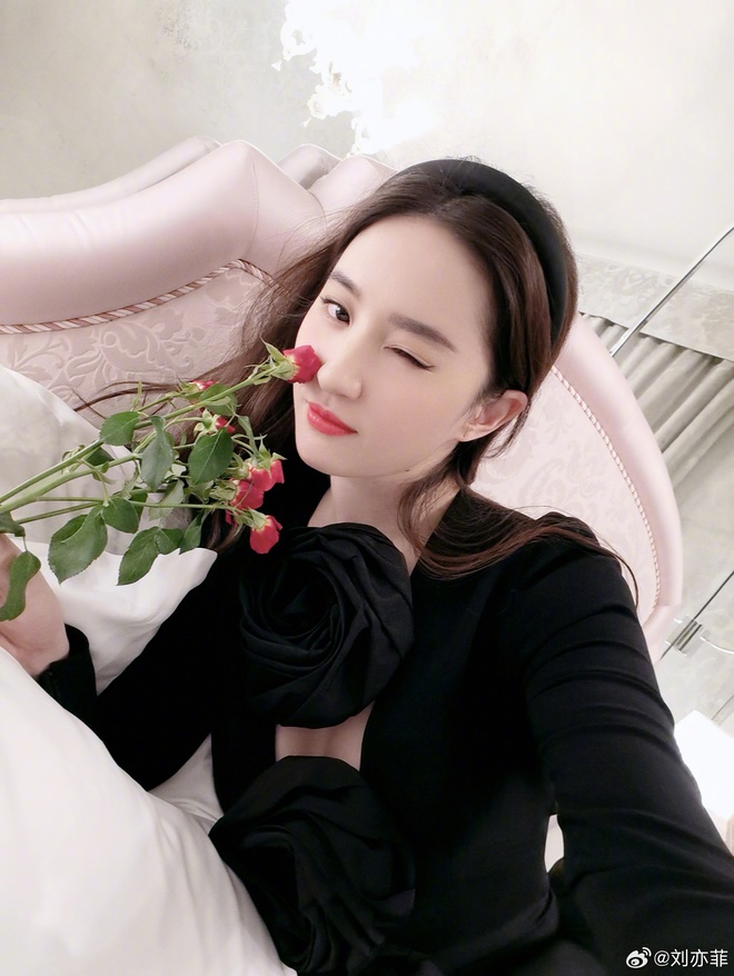 Lưu Diệc Phi &ldquo;xả h&agrave;ng&rdquo; loạt ảnh tự sướng, nhan sắc thật của &ldquo;thần ti&ecirc;n tỷ tỷ&rdquo; ở tuổi 35 g&acirc;y sốt - Ảnh 3.