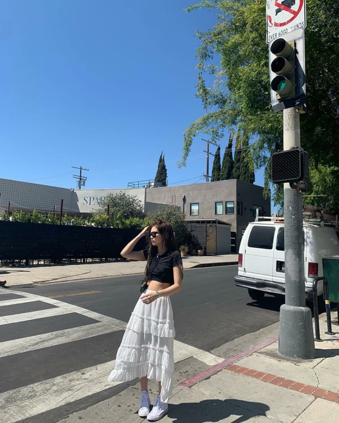 Ngắm Jennie diện ch&acirc;n v&aacute;y d&agrave;i đơn giản m&agrave; cực sang, n&agrave;ng học theo đảm bảo được khen xinh - Ảnh 4.