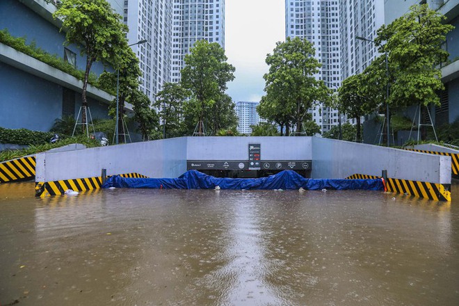 Đường phố Hà Nội biến thành “sông”, người dân bì bõm lội nước - Ảnh 16.