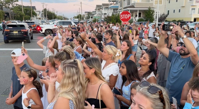 Taylor Swift đi đ&aacute;m cưới c&ugrave;ng d&agrave;n sao th&ocirc;i cũng g&acirc;y n&aacute;o loạn: Biển fan đến xem g&acirc;y tắc cả con đường, cảnh s&aacute;t phải v&agrave;o cuộc - Ảnh 3.