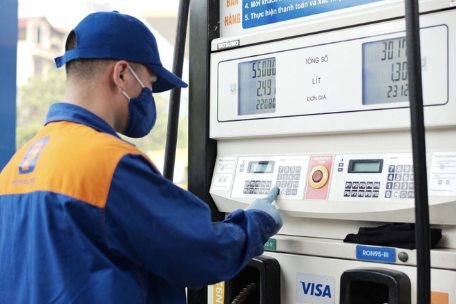 Gi&aacute; xăng tăng hơn 600 đồng/l&iacute;t từ chiều nay - Ảnh 1.