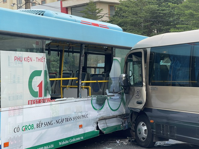 Hà Nội: Xe 29 chỗ tông trực diện vào thân xe bus khiến nhiều người hoảng sợ - Ảnh 3.