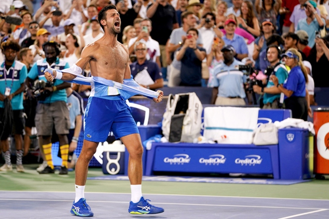 Vô địch Cincinnati Masters 2023, Djokovic xé áo ăn mừng - Ảnh 1.