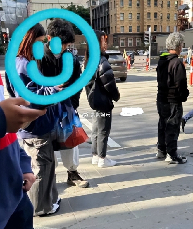 Con trai lớn nh&agrave; Trương B&aacute; Chi lộ h&igrave;nh ảnh th&acirc;n thiết với một c&ocirc; g&aacute;i hơn tuổi? - Ảnh 2.