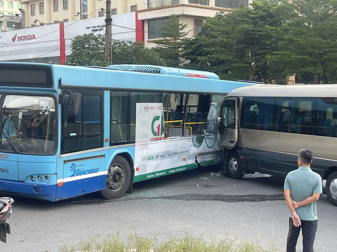 Hà Nội: Xe 29 chỗ tông trực diện vào thân xe bus khiến nhiều người hoảng sợ - Ảnh 2.