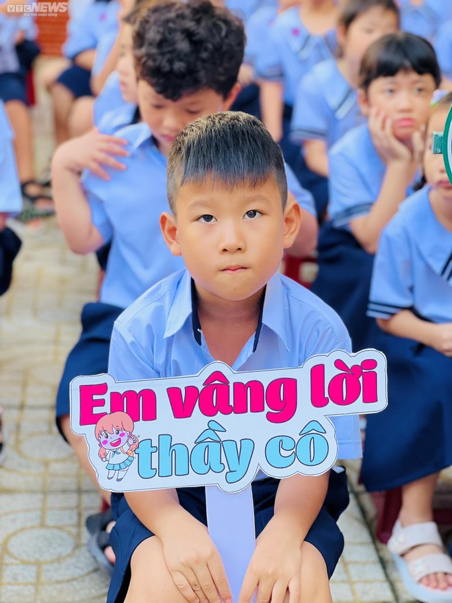 Học sinh Hà Nội tựu trường, có em khóc nức nở trước cửa lớp - Ảnh 11.