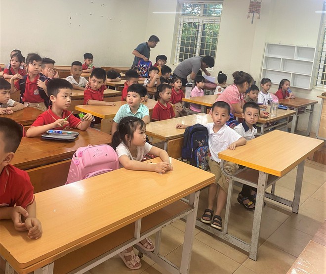 Học sinh Hà Nội tựu trường, có em khóc nức nở trước cửa lớp - Ảnh 6.