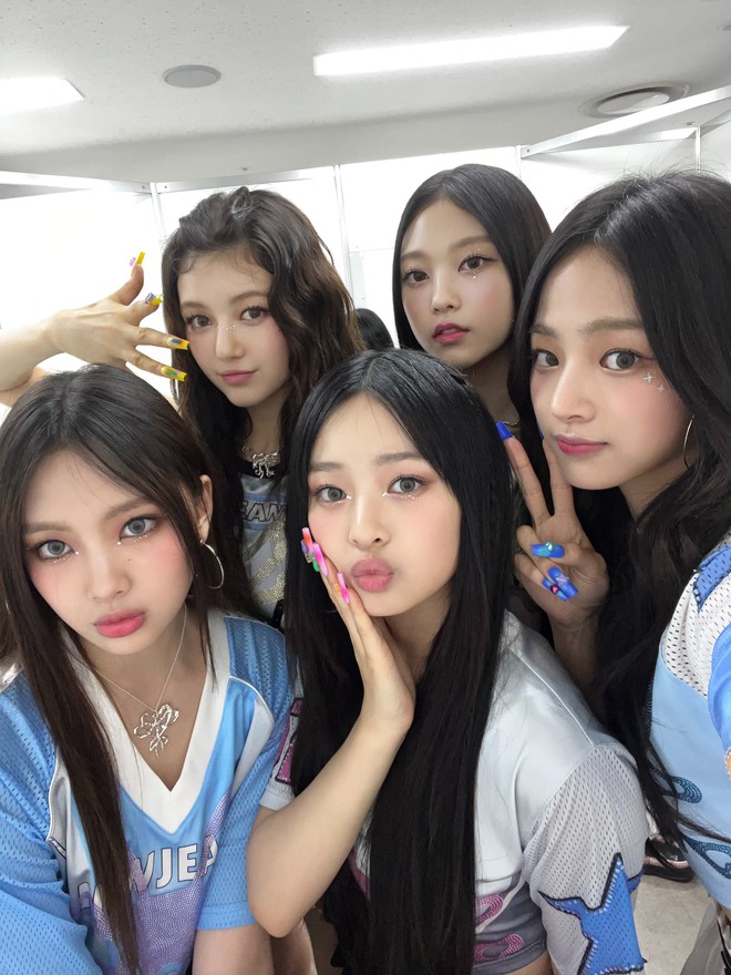 Thu h&uacute;t đ&aacute;m đ&ocirc;ng khủng từ Mỹ đến Nhật, cư d&acirc;n mạng cho&aacute;ng ngợp trước độ nổi tiếng của NewJeans - Ảnh 6.