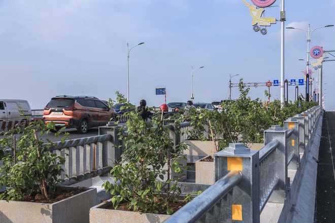 Hà Nội: Cầu Vĩnh Tuy sắp đi vào hoạt động, người dân kỳ vọng sẽ giảm thiểu ùn tắc giao thông - Ảnh 10.