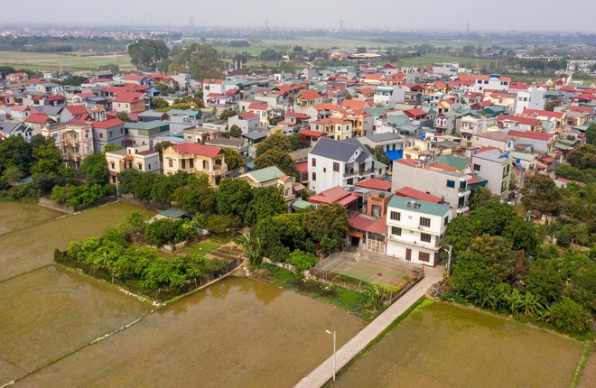 Căn nh&agrave; mộc mạc với thiết kế 2 giếng trời đặc biệt - Ảnh 1.