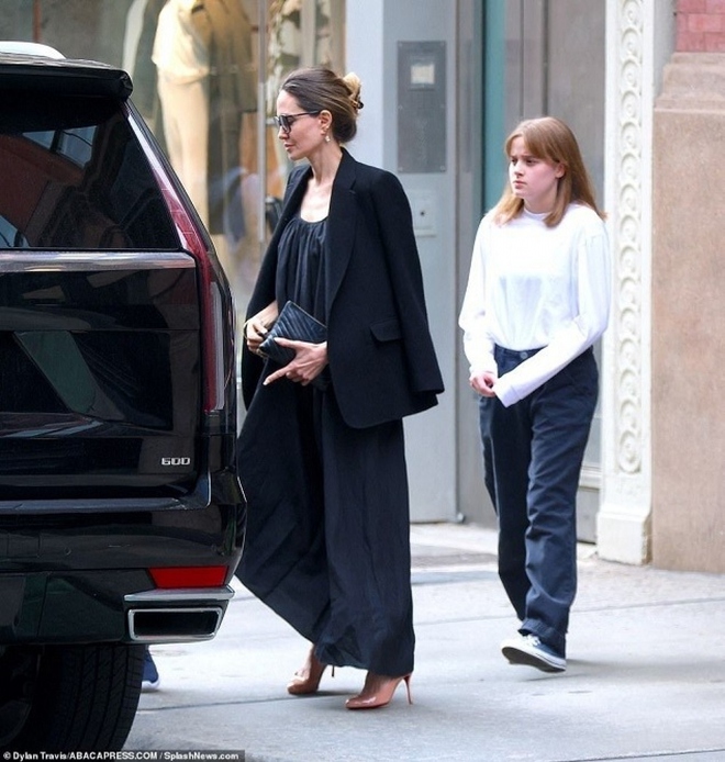 B&aacute;u vật nhan sắc Angelina Jolie thanh lịch v&agrave; quyến rũ ở tuổi U50 - Ảnh 6.
