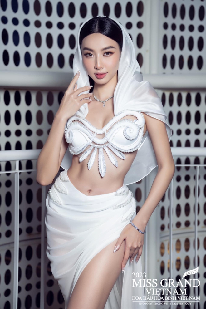 Diện váy cắt xẻ táo bạo, Hoa hậu Thuỳ Tiên bất ngờ để lộ vòng 2 kém thon gọn? - Ảnh 7.
