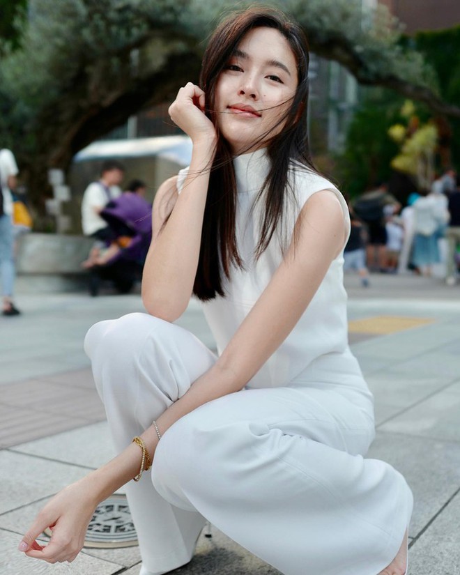 Hoa hậu chuyển giới Nong Poy duy trì phong độ mặc đẹp nhờ trang phục đen - trắng - Ảnh 10.