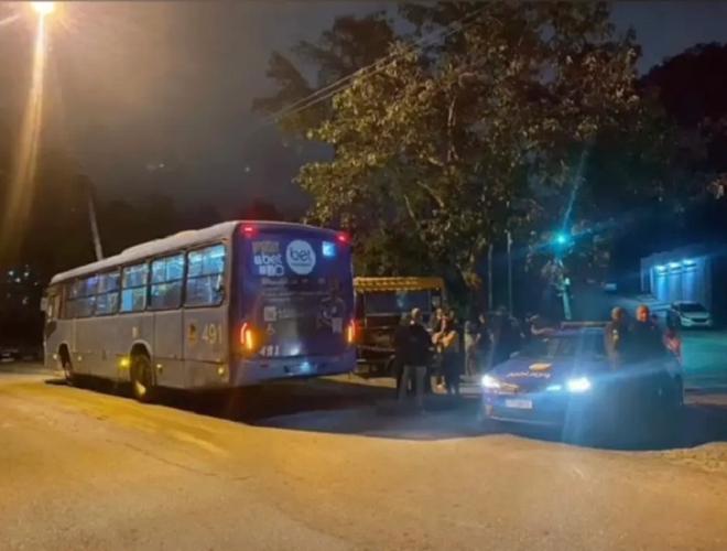 Th&ograve; đầu ra cửa sổ xe bu&yacute;t ch&agrave;o bạn b&egrave;, nữ sinh 13 tuổi chết thương t&acirc;m - Ảnh 2.