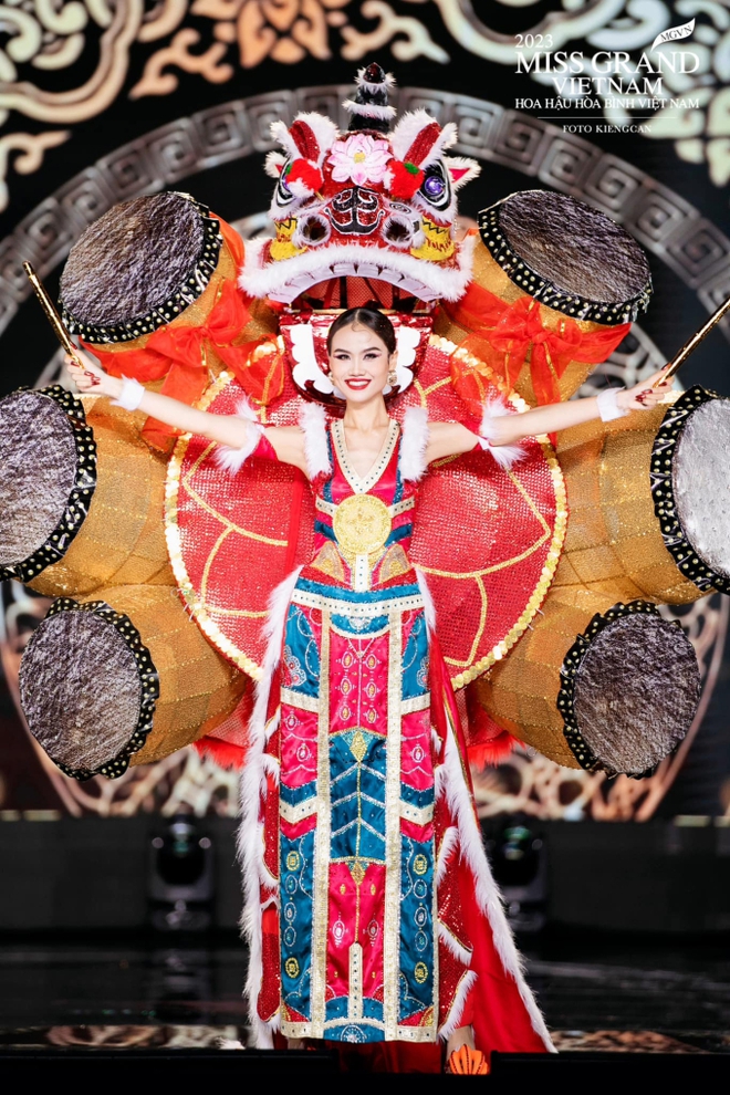 15 tuổi l&agrave;m t&aacute;c phẩm Trống L&acirc;n ở Miss Grand Vietnam 2023: D&agrave;nh 2 th&aacute;ng để ho&agrave;n thiện, l&agrave; cột mốc xịn để flex - Ảnh 6.