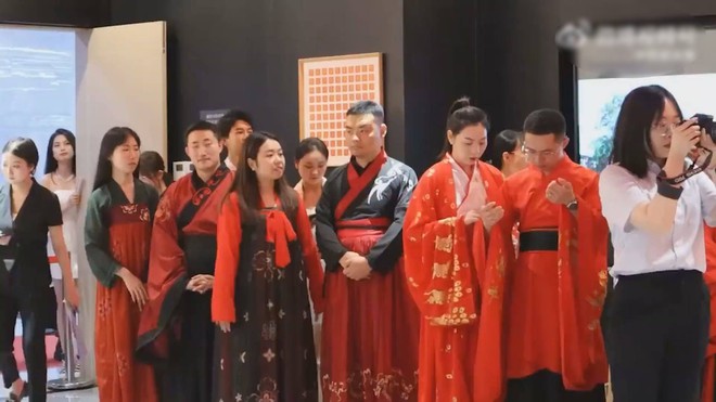 Trung Quốc: Các cặp đôi xếp hàng dài từ 3 giờ sáng để đăng ký kết hôn đúng ngày Thất Tịch - Ảnh 2.