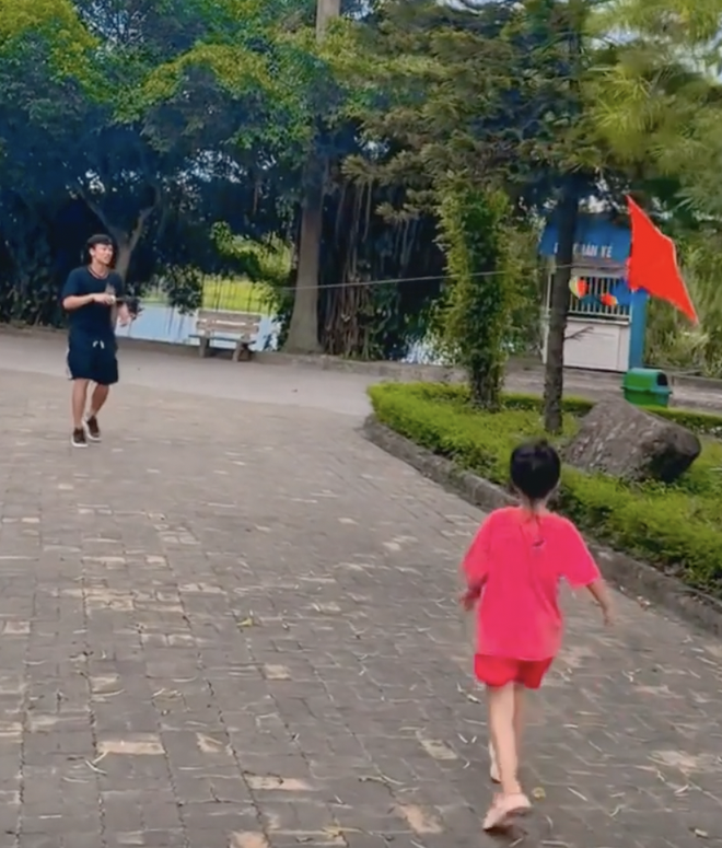 Quế Ngọc Hải thả diều c&ugrave;ng con g&aacute;i trước khi xa nh&agrave; hội qu&acirc;n ĐT Việt Nam - Ảnh 1.