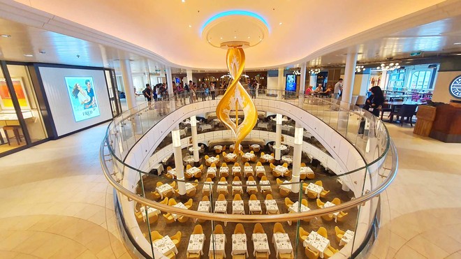 Cận cảnh siêu du thuyền 940 triệu đô Spectrum of the Seas: Có chuỗi cửa hàng miễn thuế, quầy bar tự động, khu vui chơi… - Ảnh 6.