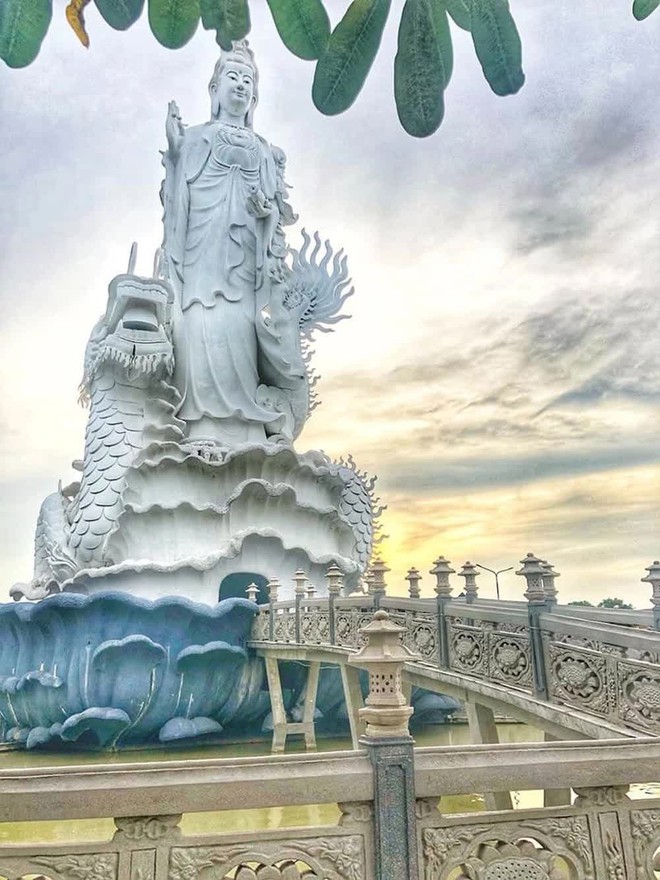Không cần đi nước ngoài, ở miền Nam Việt Nam cũng có ngôi chùa thiêng trăm tuổi, sở hữu 2 bức tượng Phật khổng lồ ấn tượng - Ảnh 2.